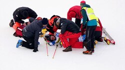 Clarisse Brèche wird von Rettungskräften versorgt. (Bild: The Associated Press)