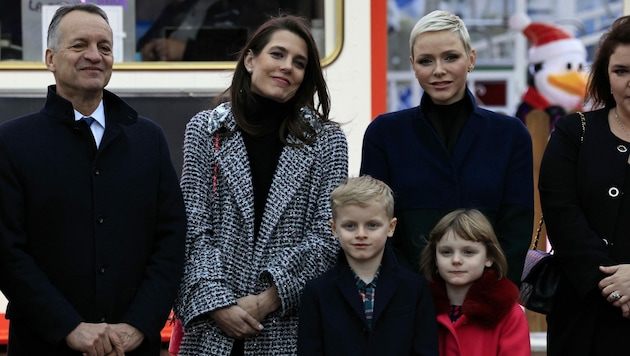 Fürstin Charlène von Monaco (oben, 2.v.r.) und Charlotte Casiraghi mit den Kindern Prinz Jacques und Prinzessin Gabriella weihten am 2. Dezember 2022 das Weihnachtsdorf in Monaco ein. (Bild: APA/Photo by Valery HACHE/AFP)