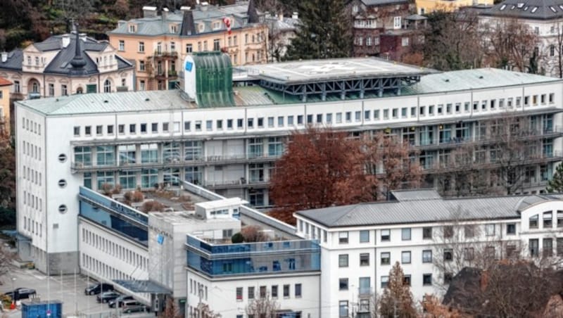 Rettung brachte Verletzten in das Unfallkrankenhaus Salzburg (Bild: Markus Tschepp)