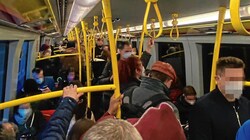 Ausgedünnte Intervalle bei wichtigen Straßenbahn- und Buslinien: In Wiens Öffis wird es enger. (Bild: zVg, Krone KREATIV)