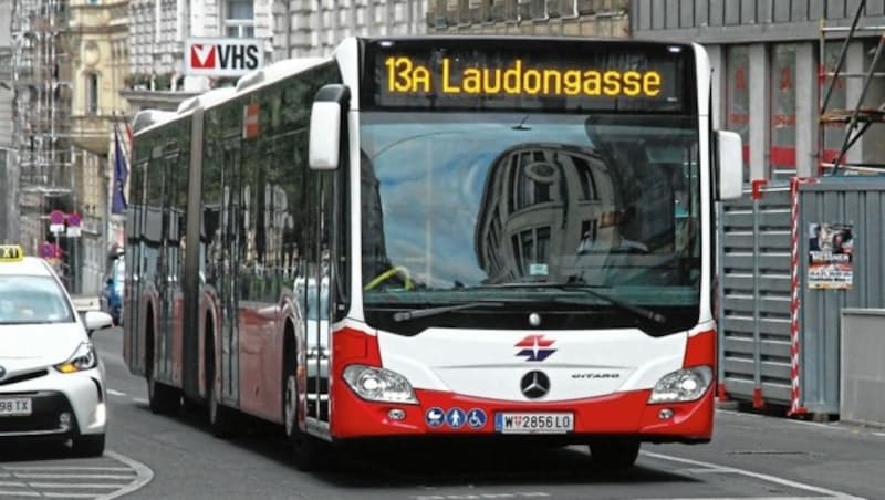 Ausdünnte Intervalle auch beim übervollen 13A, der am stärksten genutzten Buslinie Wiens (Bild: Schiel Andreas)