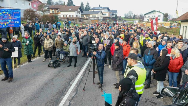 Etwa 300 Menschen kamen nach Frankenburg am Hausruck, um gegen die hohe Belagszahl im Asylzentrum zu demonstrieren (Bild: Pressefoto Scharinger)