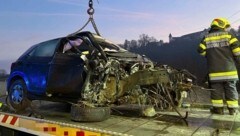 Schwerer Schaden am Auto nach einem Unfall am Samstag in Kaindorf an der Sulm (Bild: Freiwillige Feuerwehr Kaindorf an der Sulm)