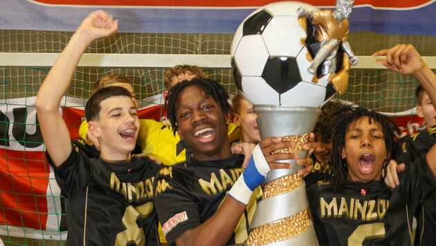 Sieger Mainz mit dem Pokal. (Bild: Scharinger Daniel)