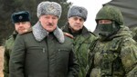 Präsident Alexander Lukaschenko während seines jüngsten Besuchs eines Militärtrainingsgeländes (Bild: AP)