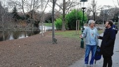 Ökopionier Helmut Chrobak zeigte der „Krone“ die Baustellen des Stadtparks. (Bild: Zwefo)