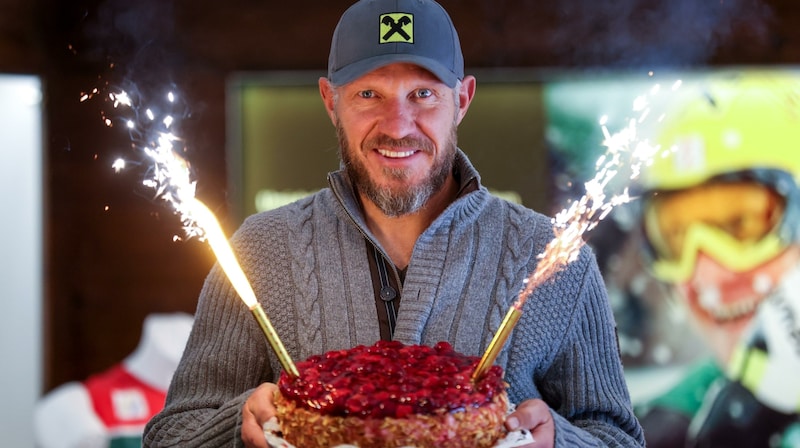 Former ski star Maier with cake from the "Süsserei" (Bild: Tröster Andreas)