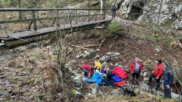 Der Verletzte wurde im trockenen Bachbett versorgt und dann per Heli geborgen. Er war beim Abstieg vom Traunstein abgestürzt. (Bild: Bergrettung Gmunden)