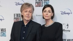 Ex-Beatle Paul McCartney (im Bild mit Tochter Mary McCartney) soll während Dreharbeiten auf dem legendären Zebrastreifen auf der Londoner Abbey Road fast von einem Auto überfahren worden sein. (Bild: AP/Invision/Scott Garfitt)