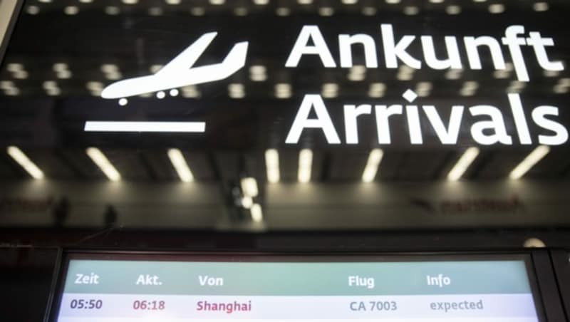 Eine Anzeigentafel mit den Ankunftsinformationen der ersten Maschine aus China nach dem Ende der Null-Covid-Politik und der Einführung der Testpflicht für Reisende am Flughafen Wien-Schwechat (Bild: APA/Tobias Steinmaurer)