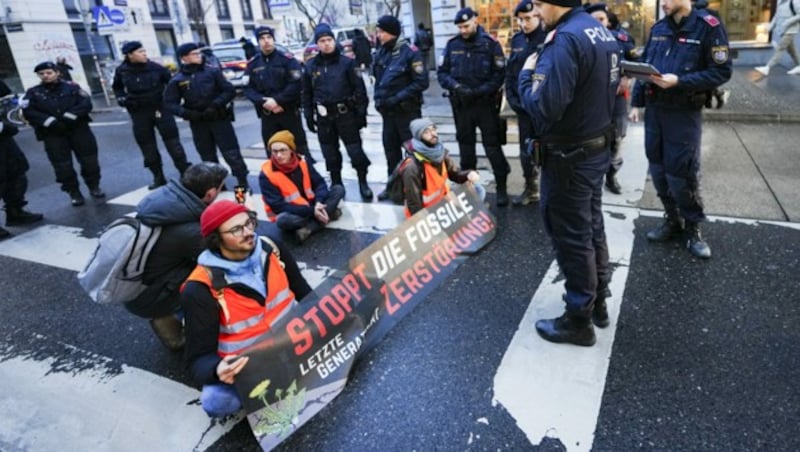 Eine Straßenblockade in Wien-Neubau wird von der Polizei aufgelöst. (Bild: APA/EVA MANHART)