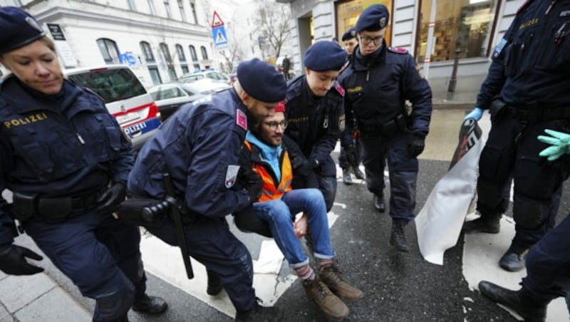 Eine Straßenblockade in Wien-Neubau wird von der Polizei aufgelöst. (Bild: APA/EVA MANHART)