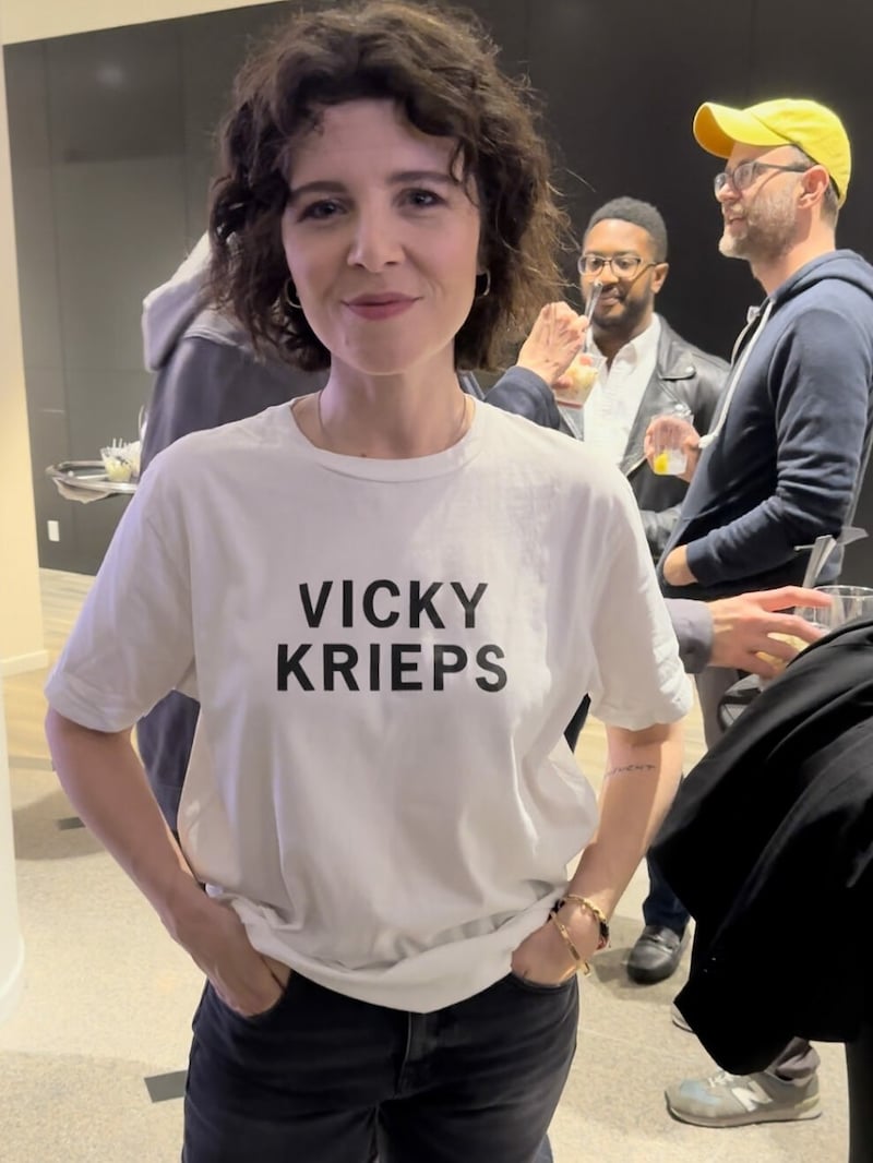 Marie Kreutzer in Hollywood mit einem T-Shirt, das den Namen ihrer „Corsage“-Hauptdarstellerin Vicky Krieps trägt (Bild: Enterpress News)