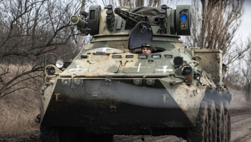 Besonders in der Region um die Stadt Bachmut gibt es derzeit immense Gefechte - die Ukraine drängt daher auf baldigen Waffennachschub. (Bild: APA/AFP/Sameer Al-DOUMY)