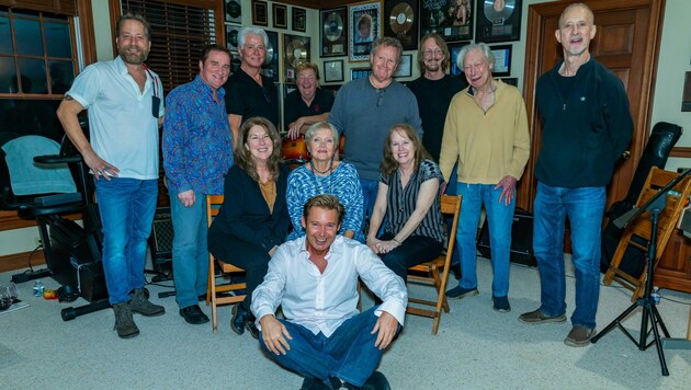 Dennis Jale (unten sitzend) mit Originalmusikern und Wegbegleitern von Elvis Presley (Bild: Chaluk)