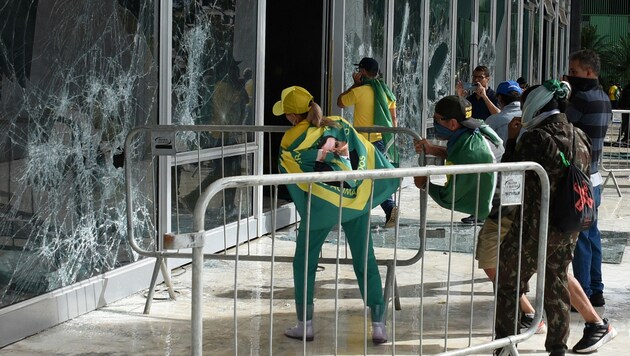 Am 8. Jänner hatten Anhängerinnen und Anhänger des Ex-Präsidenten Jair Boslonaro mehrere Regierungsgebäude in Brasilia gestürmt. (Bild: APA/AFP/Ton MOLINA)