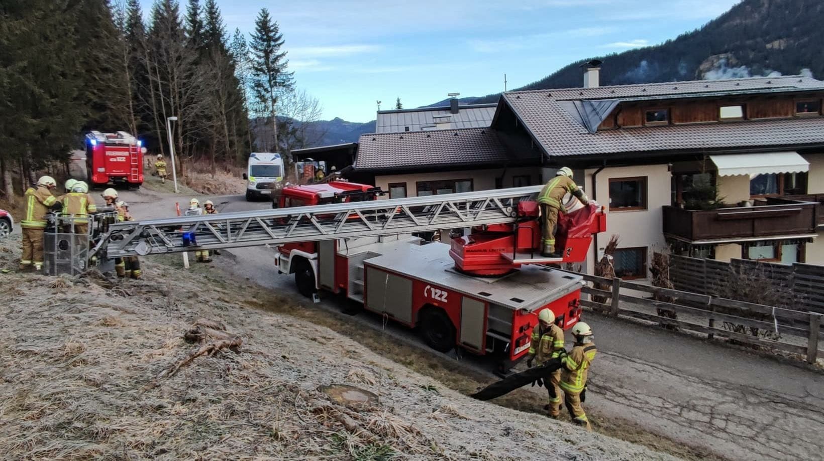 Schock in Tiroler Ort - Pkw von Feuerwehrleuten während Einsatz