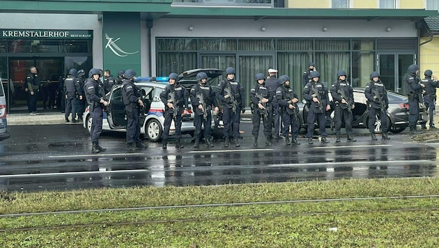 Vor dem Kremstalerhof wollte der Täter einen Kastenwagen kapern. (Bild: APA/FOTOKERSCHI.AT / KERSCHBAUMMAYR)