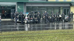 Ein Großaufgebot der Exekutive stand in Linz im Einsatz, schließlich konnte der Verdächtige gefasst werden. (Bild: APA/FOTOKERSCHI.AT / KERSCHBAUMMAYR)