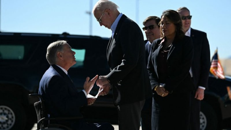 Der texanische Governor Greg Abbott übt in einem Brief an Präsident Joe Biden heftige Kritik an dessen Einwanderungspolitik. Das Schreiben übergab der Republikaner Biden höchstpersönlich bei dessen Besuch an der Südgrenze der USA. (Bild: APA/AFP/Jim WATSON)