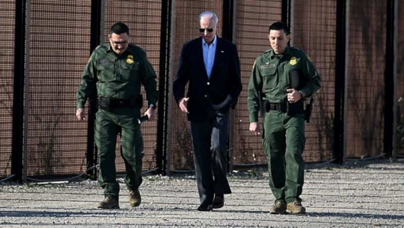 US-Präsident Joe Biden im Gespräch mit Grenzpolizisten (Bild: APA/AFP/Jim WATSON)