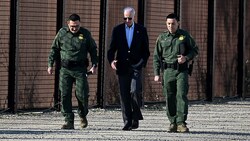 US-Präsident Joe Biden im Gespräch mit Grenzpolizisten (Bild: APA/AFP/Jim WATSON)