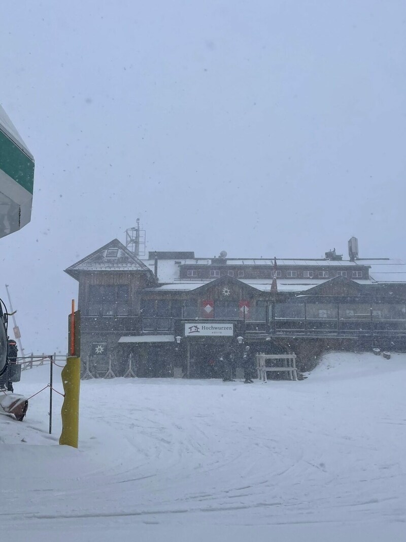 Auf der Hochwurzen fiel heute endlich Schnee (siehe Video und Foto)! In den kommenden Tagen hofft man noch auf mehr. (Bild: Planai Bahnen)