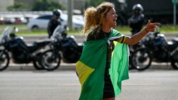 Anhänger des rechtsradikalen brasilianischen Ex-Präsidenten Jair Bolsonaro haben am Sonntag mehrere Amtsgebäude gestürmt. (Bild: APA/AFP/Mauro PIMENTEL)