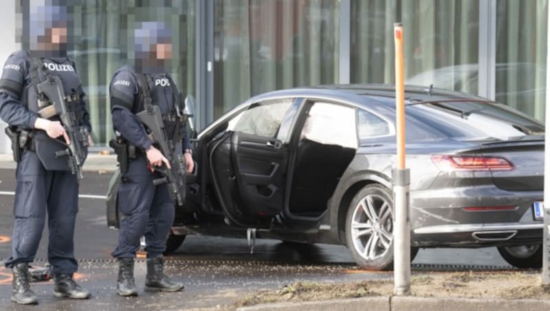 Das Tatauto nach der Verhaftung (Bild: FOTOKERSCHI.AT / KERSCHBAUMMAYR, Krone KREATIV)