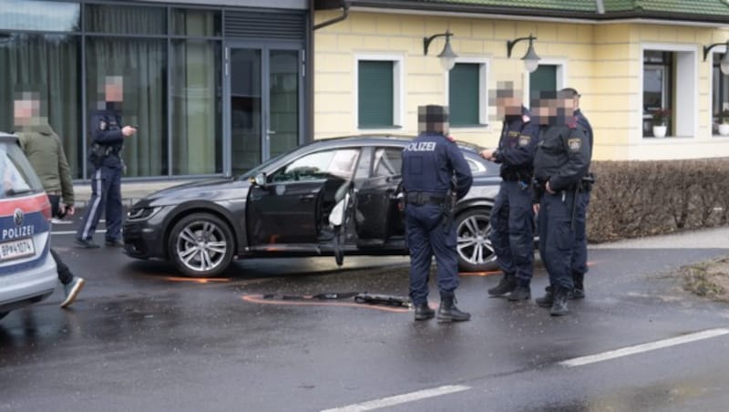 Mit diesem Auto rammte der Täter die Polizisten. (Bild: FOTOKERSCHI.AT / KERSCHBAUMMAYR, Krone KREATIV)