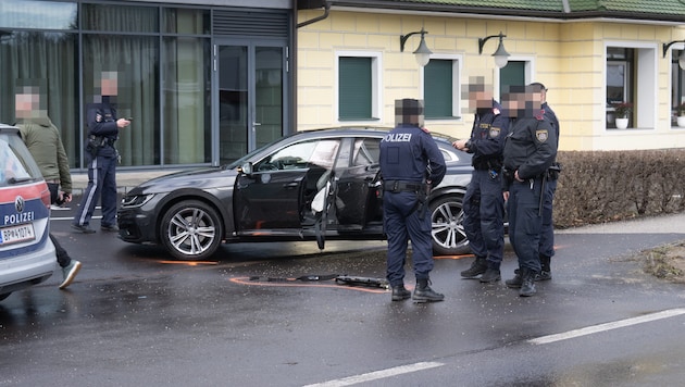 Mit diesem Auto rammte der Täter die Polizisten. (Bild: FOTOKERSCHI.AT / KERSCHBAUMMAYR, Krone KREATIV)