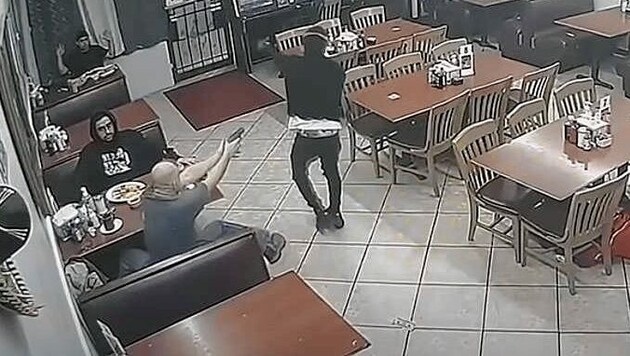 Während eines Überfalls zog ein Restaurantbesucher seine Pistole und feuerte auf den Räuber. (Bild: Houston Police)