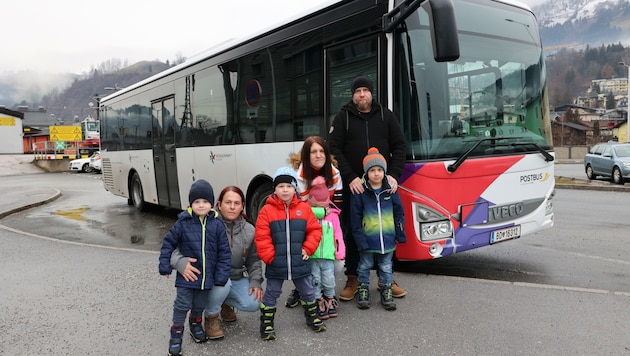 Alexandra Gassner (mit ihren Söhnen Elias und Andreas) und Angela und Markus Plainer (mit Mayleen und Raphael) freuten sich auf den Skikurs beim Goldegger Lift - vergeblich. (Bild: Hölzl Roland)