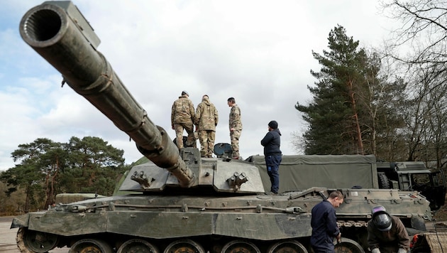 Britische Kampfpanzer vom Typ Challenger 2 könnten an die Ukraine geliefert werden. (Bild: AFP or licensors)