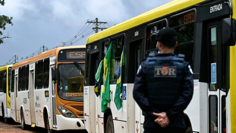 Nach der Räumung des Protestcamps wurden die verhafteten Aktivisten mit Bussen abgeführt. (Bild: APA/AFP/MAURO PIMENTEL)