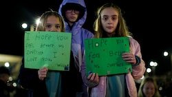 Drei Mädchen bekunden gemeinsam ihre Unterstützung für Abby Zwerner, die vergangenen Freitag während des Unterrichts von einem 6-jährigen Schüler angeschossen und verwundet wurde. (Bild: ASSOCIATED PRESS)