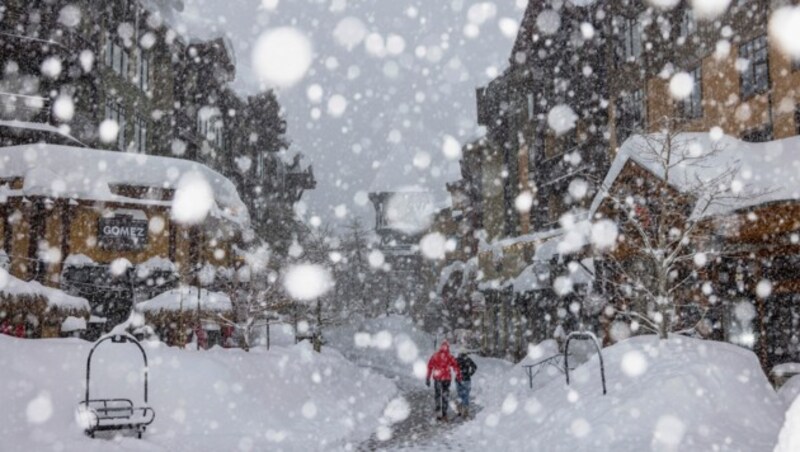 In Mammoth Lakes, Kalifornien, fällt starker Schnee. (Bild: ASSOCIATED PRESS)