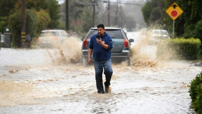 Ein Anwohner geht die College Road entlang, nachdem das Gebiet während des jüngsten Sturms in Watsonville überflutet wurde. (Bild: ASSOCIATED PRESS)