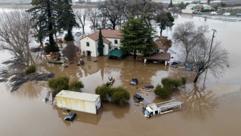 Eine Luftaufnahme von einem überfluteten Haus in Gilroy. (Bild: APA/AFP/JOSH EDELSON)