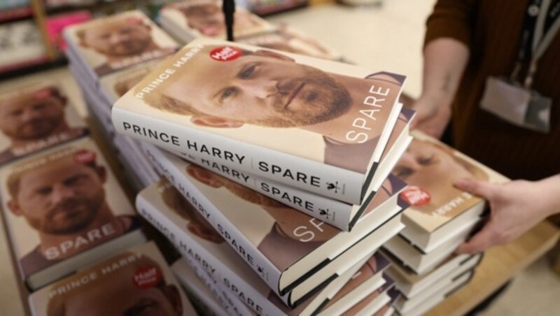 Prinz Harrys Memoiren „Spare“ kamen am 10. Jänner auf den Markt. (Bild: APA/AFP/ISABEL INFANTES)