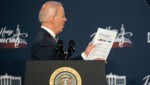 US-Präsident Biden muss sich nach einem heiklen Aktenfund Kritik der Opposition gefallen lassen. (Bild: APA/AFP/Jim WATSON)