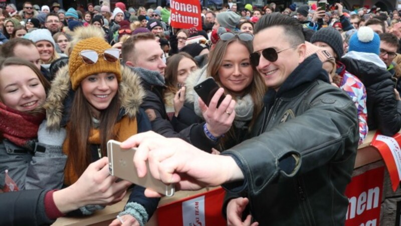 VolksRock‘n‘Roller Andreas Gabalier ganz entspannt mit seinen Fans! (Bild: Sepp Pail)