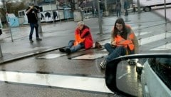 Mitten am Praterstern klebte sich auch Martha Krumpeck auf die Straße und blockierte den Verkehr. (Bild: "Krone"-Lesereporter)