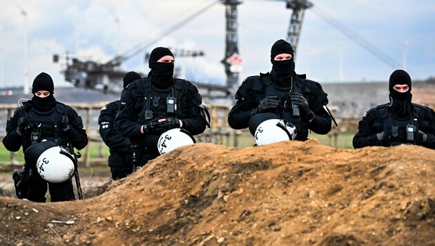 Die Polizei beim Sichern der Kohlegrube in Lützerath (Bild: Federico Gambarini/dpa/picturedesk.com)