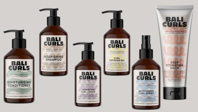 Die neue Serie „Bali Curls by Hank Ge“ besteht aus sechs Produkten: Ein Shampoo, ein Conditioner und eine Maske, um das Haar zu pflegen, und für das anschließende Styling eine Curl Cream, ein Curl Gel und ein Curl Spray. Hanks persönlicher Favorit ist das Curl Defining Gel, das nach dem Vorbild der „Curly Girl Method“ mit der „Scrunching“-Methode eingearbeitet wird. Diese erfährt international bereits große Beliebtheit, ist hierzulande allerdings noch wenig bekannt. (Bild: Produktbilder: Bali Curls, Krone KREATIV)