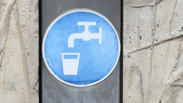 Open the tap, pour water into the glass and enjoy: What has always been normal for us is currently only possible for a quarter of Klagenfurt residents. (Bild: P. Huber)