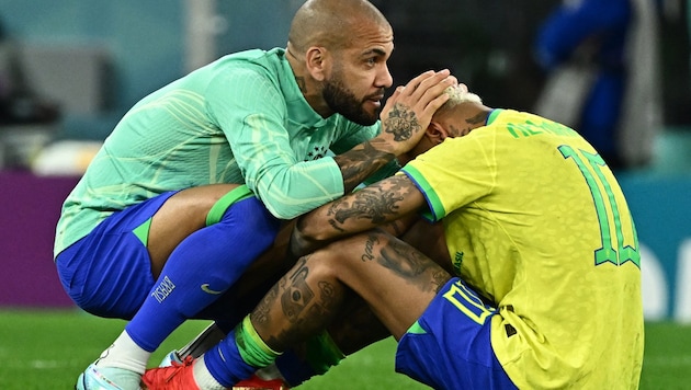 Dani Alves (li.) gemeinsam mit Neymar (Bild: APA/AFP/Jewel SAMAD)