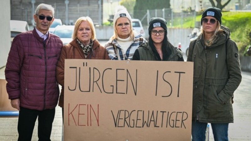 Am Tag vor dem Prozess wurde in Scharten noch eifrig für Höckner demonstriert. Am Foto ist seine Familie zu sehen. (Bild: Wenzel Markus)