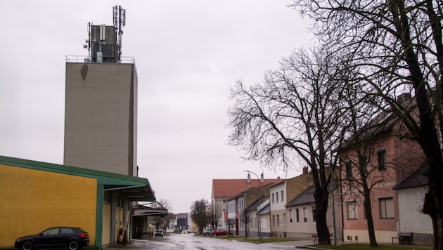 Mit Aufbauten ist der Silo-Turm 38,5 Meter hoch. Nach dem Umbau werden es 26,7 Meter sein. (Bild: Charlotte Titz)