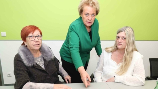 La presidenta de Volkshilfe, Verena Dunst, estuvo allí y está pidiendo ayuda para los Bärs.  (Imagen: Judt Reinhard)